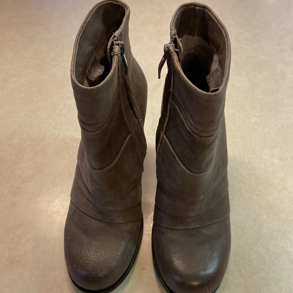 Vince Camuto Belta Stacked Heel Leather Bootie Rounded Toe Pebbled & Ple…